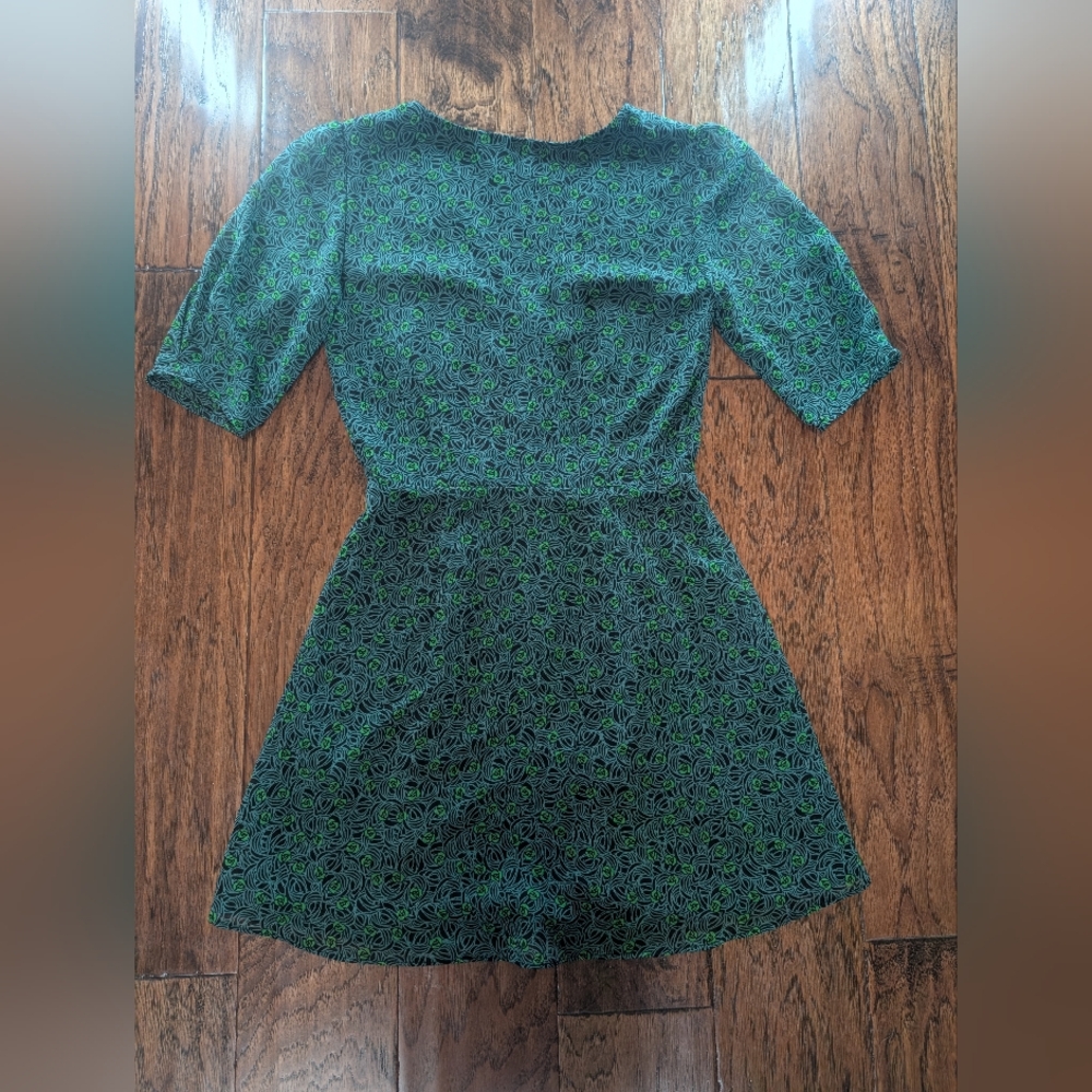 Wilfred Elegant Green V-Neck Dress - Picture 8 of 8